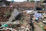 Petugas memeriksa kondisi salah satu rumah warga yang rusak akibat diterjang angin puting beliung di Desa Sidokepung, Buduran, Sidoarjo, Jawa Timur, Senin (24/10/2022). Berdasarkan data Badan Penanggulangan Bencana Daerah (BPBD) Sidoarjo mencatat sedikitnya 291 rumah warga rusak akibat diterjang puting beliung yang terjadi pada Minggu (23/10). ANTARA FOTO/Umarul Faruq/foc.