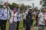 Gubernur Jawa Barat Ridwan Kamil (kedua kanan) didampingi istrinya Atalia Praratya (kedua kiri) menyapa peserta Festival Egrang saat Siaran Keliling (Sarling) di Lapang Astana Gede, Kawali, Kabupaten Ciamis, Jawa Barat, Rabu (26/10/2022). Dalam kegiatan tersebut Gubernur berkesempatan mengunjungi Pasar Kawali, bertemu dengan sejumlah tokoh masyarakat Ciamis, dan membuka acara Festival Egrang serta 