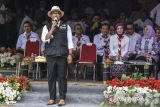 Gubernur Jawa Barat Ridwan Kamil memberikan sambutan saat Siaran Keliling (Sarling) di Lapang Astana Gede, Kawali, Kabupaten Ciamis, Jawa Barat, Rabu (26/10/2022). Dalam kegiatan tersebut Gubernur berkesempatan mengunjungi Pasar Kawali, bertemu dengan sejumlah tokoh masyarakat Ciamis, dan membuka acara Festival Egrang serta 