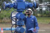 Petugas memeriksa keran pipa sumur saat proses injeksi CO2 di sumur JTB-161 Mundu, Jatibarang, Indramayu, Jawa Barat, Rabu (26/10/2022). Pertamina melakukan injeksi perdana CO2 ke sumur minyak sebagai langkah awal penerapan teknologi Carbon Capture, Utilization & Storage (CCUS) untuk meningkatkan produksi minyak dalam negeri. ANTARA FOTO/Dedhez Anggara/agr
