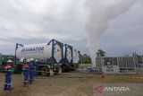 Petugas melakukan proses injeksi CO2 di sumur JTB-161 Mundu, Jatibarang, Indramayu, Jawa Barat, Rabu (26/10/2022). Pertamina melakukan injeksi perdana CO2 ke sumur minyak sebagai langkah awal penerapan teknologi Carbon Capture, Utilization & Storage (CCUS) untuk meningkatkan produksi minyak dalam negeri. ANTARA FOTO/Dedhez Anggara/agr
