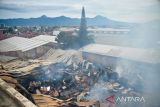 Petugas pemadam kebakaran melakukan pendiringinan pada gudang triplek yang terbakar di Jalan Soekarno-Hatta, Cijagra, Bandung, Jawa Barat, Rabu (26/10/2022). Petugas berhasil memadamkan api yang membakar gudang triplek setelah berjibaku menjinakkan api selama 37 jam. ANTARA FOTO/Raisan Al Farisi/agr
