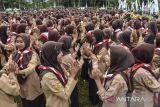 Peserta mengikuti Orginal Rekor Indonesia (ORI) pada Festival Egrang dan 