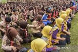 Peserta mengikuti Orginal Rekor Indonesia (ORI) pada Festival Egrang dan 