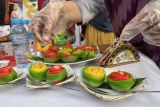 Ragam jenis kue tradisional dibuat para peserta Lomba Kue Jadul sempena HUT Kota Pontianak ke 251. Para peserta menyajikan kue tradisional dengan ragam kreasi dan dinilai para juri yang berasal dari luar daerah.  Lomba membuat kue tradisional merupakan rangkaian kegiatan HUT Kota Pontianak yang berlokasi di jalan Imam Bonjol. Di lokasi tersebut selain ada ragam perlombaan, juga ada panggung pertunjukkan serta puluhan tenda standa bazar ukm dan kuliner. Foto Antara/Evy R. Syamsir.