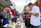 Ragam jenis kue tradisional dibuat para peserta Lomba Kue Jadul sempena HUT Kota Pontianak ke 251. Para peserta menyajikan kue tradisional dengan ragam kreasi dan dinilai para juri yang berasal dari luar daerah.  Lomba membuat kue tradisional merupakan rangkaian kegiatan HUT Kota Pontianak yang berlokasi di jalan Imam Bonjol. Di lokasi tersebut selain ada ragam perlombaan, juga ada panggung pertunjukkan serta puluhan tenda standa bazar ukm dan kuliner. Foto Antara/Evy R. Syamsir.