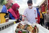 Ragam jenis kue tradisional dibuat para peserta Lomba Kue Jadul sempena HUT Kota Pontianak ke 251. Para peserta menyajikan kue tradisional dengan ragam kreasi dan dinilai para juri yang berasal dari luar daerah.  Lomba membuat kue tradisional merupakan rangkaian kegiatan HUT Kota Pontianak yang berlokasi di jalan Imam Bonjol. Di lokasi tersebut selain ada ragam perlombaan, juga ada panggung pertunjukkan serta puluhan tenda standa bazar ukm dan kuliner. Foto Antara/Evy R. Syamsir.