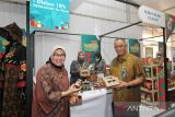 Direktur Utama BNI Royke Tumilaar (kanan) dan Direktur Consumer Banking BNI Corina Leyla Karnalies (kiri) menunjukkan produk di salah satu stan pada Bazaar KKB BNI 2022, di Graha BNI Sudirman, Rabu (26/10/2022). BNI proaktif mendorong peningkatan kinerja UMKM dengan mengadakan Bazaar secara berkesinambungan, khususnya dalam mengoptimalkan tren pemulihan ekonomi nasional. ANTARA FOTO/Dokumentasi BNI/agr