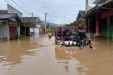 Prajurit Batalyon Infanteri 7 Marinir bantu evakuasi korban banjir