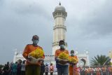 Petugas kebersihan membawa paket sembako bantuan Polda Aceh di kawasan Masjid Raya Baiturrahman, Banda Aceh, Rabu (26/10/2022). Dalam rangka memperingati HUT ke-71  Humas Polri, Polda Aceh bersama jajaranya membagikan sebanyak 3.400 paket sembako untuk pengemudi becak, petugas kebersihan kota dan pengemudi ojek online. ANTARA FOTO/Ampelsa.