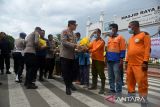 Kapolda Aceh, Irjen Pol Ahmad Haydar membagikan paket sembako kepada warga miskin di kawasan Masjid Raya Baiturrahman, Banda Aceh, Aceh, Rabu (26/10/2022). Dalam rangka memperingati HUT ke-71  Humas Polri, Polda Aceh bersama jajaranya membagikan sebanyak 3.400 paket sembako untuk pengemudi becak, petugas kebersihan kota dan pengemudi ojek online. ANTARA FOTO/Ampelsa.