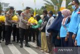 Kapolda Aceh, Irjen Pol Ahmad Haydar (kedua kiri) membagikan paket sembako kepada warga miskin di kawasan Masjid Raya Baiturrahman, Banda Aceh, Aceh, Rabu (26/10/2022). Dalam rangka memperingati HUT ke-71  Humas Polri, Polda Aceh bersama jajaranya membagikan sebanyak 3.400 paket sembako untuk pengemudi becak, petugas kebersihan kota dan pengemudi ojek online. ANTARA FOTO/Ampelsa.