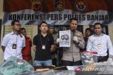 Kapolres Banjar AKBP Bayu Catur Prabowo (kedua kanan) menunjukan barang bukti saat rilis pengungkapan kasus pembakaran pendopo di Makopolres Banjar, Kota Banjar, Jawa Barat, Kamis (27/10/2022). Polres Banjar mengamankan barang bukti bom molotov rakitan dan menangkap tersangka berinisial P yang diduga telah melakukan pembakaran Aula Pendopo, Kota Banjar, pada Jumat (21/10/2022) lalu dengan motif pelaku merasa tidak diperlakukan dengan adil oleh masyarakat setempat dan lingkungannya. ANTARA FOTO/Adeng Bustomi/agr