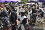 Siswa mengikuti Galaxii Fest Jawa Barat di halaman Gedung Kesenian Kota Tasikmalaya, Jawa Barat, Jumat (28/10/2022). Kegiatan yang digelar oleh Dinas Pendidikan Provinsi Jabar dengan diikuti 310 sekolah tingkat SMA, SMK dan SLB se-Tasikmalaya, merupakan sarana ajang kreatifitas pelajar untuk meningkatkan prestasi agar bisa mengembangkan minat dan bakat siswa di bidang seni dan olahraga. ANTARA FOTO/Adeng Bustomi/agr