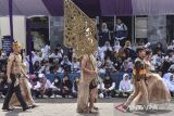 Siswa mengikuti Galaxii Fest Jawa Barat di halaman Gedung Kesenian Kota Tasikmalaya, Jawa Barat, Jumat (28/10/2022). Kegiatan yang digelar oleh Dinas Pendidikan Provinsi Jabar dengan diikuti 310 sekolah tingkat SMA, SMK dan SLB se-Tasikmalaya, merupakan sarana ajang kreatifitas pelajar untuk meningkatkan prestasi agar bisa mengembangkan minat dan bakat siswa di bidang seni dan olahraga. ANTARA FOTO/Adeng Bustomi/agr