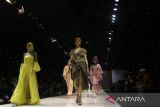 Sejumlah model melakukan parade busana dalam pembukaan Malang Fashion Week 2022 bertajuk 