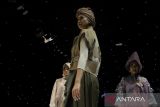 Sejumlah model melakukan parade busana dalam pembukaan Malang Fashion Week 2022 bertajuk 