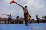 Warga Binaan Pemasyarakatan (WBP) yang mengikuti program Pramuka memperagakan gerakan sandi Semaphore saat pelantikan Gugus Depan binaan di Lapas Kelas 2B Indramayu, Jawa Barat, Jumat (28/10/2022). Program kepramukaan di Lapas tersebut diadakan untuk mengedukasi warga binaan khususnya bagi yang berusia muda tentang nilai-nilai kepramukaan yang diharapkan dapat mereka terapkan saat kembali ke lingkungan masyarakat. ANTARA FOTO/Dedhez Anggara/agr