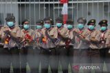 Warga Binaan Pemasyarakatan (WBP) yang mengikuti program Pramuka meneriakkan yel-yel saat pelantikan Gugus Depan binaan di Lapas Kelas 2B Indramayu, Jawa Barat, Jumat (28/10/2022). Program kepramukaan di Lapas tersebut diadakan untuk mengedukasi warga binaan khususnya bagi yang berusia muda tentang nilai-nilai kepramukaan yang diharapkan dapat mereka terapkan saat kembali ke lingkungan masyarakat. ANTARA FOTO/Dedhez Anggara/agr