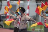 Warga Binaan Pemasyarakatan (WBP) yang mengikuti program Pramuka memperagakan gerakan sandi Semaphore saat pelantikan Gugus Depan binaan di Lapas Kelas 2B Indramayu, Jawa Barat, Jumat (28/10/2022). Program kepramukaan di Lapas tersebut diadakan untuk mengedukasi warga binaan khususnya bagi yang berusia muda tentang nilai-nilai kepramukaan yang diharapkan dapat mereka terapkan saat kembali ke lingkungan masyarakat. ANTARA FOTO/Dedhez Anggara/agr
