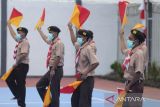Warga Binaan Pemasyarakatan (WBP) yang mengikuti program Pramuka memperagakan gerakan sandi Semaphore saat pelantikan Gugus Depan binaan di Lapas Kelas 2B Indramayu, Jawa Barat, Jumat (28/10/2022). Program kepramukaan di Lapas tersebut diadakan untuk mengedukasi warga binaan khususnya bagi yang berusia muda tentang nilai-nilai kepramukaan yang diharapkan dapat mereka terapkan saat kembali ke lingkungan masyarakat. ANTARA FOTO/Dedhez Anggara/agr