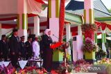 Gubernur Jawa Timur Khofifah Indar Parawansa (kanan) memberikan pengarahan saat upacara peringatan Hari Sumpah Pemuda 2022 Jawa Timur di Alun-alun Caruban, Kabupaten Madiun, Jawa Timur, Jumat (28/10/2022). Upacara tersebut diikuti sejumlah pejabat Pemprov, pejabat daerah, kabupaten dan kota, TNI, Polri, ASN, petugas Badan Penanggulangan Bencana Daerah (BPBD), mahasiswa, pelajar dan pesilat. ANTARA Jatim/Siswowidodo/zk