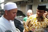 Anies Baswedan terima tongkat tanduk rusa saat temui Habib Novel