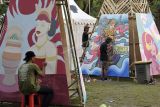 Puluhan remaja mengikuti lomba mural saat Denpasar Youth Festival (D'Youth Fest) 2.0 Tahun 2022 di Denpasar, Bali, Jumat (28/10/2022). Kegiatan yang digelar oleh Pemerintah Kota Denpasar pada 28-30 Oktober 2022 tersebut untuk memberikan ruang ekspresi dan kreativitas bagi generasi muda guna menciptakan aksi dan menghasilkan kreasi dalam pengembangan potensi. ANTARA FOTO/Nyoman Hendra Wibowo/nym.