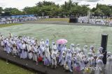 Siswa TK didampingi orang tuanya mengikuti peragaan 