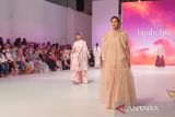 Ragam tampilan merah muda hadir lewat 