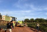 Jalan lintas Sungai Kelik sepanjang 50 kilometer yang menghubungkan   Nanga Tayap ke ibukota Kabupaten  Ketapang dan Kayong Utara rusak parah sehingga banyak kendaraan terperosok, Sabtu (29/10). Jalan lintas tersebut beberapa hari lalu tenggelam banjir dan kini berlumpur tebal. Sui Kelik merupakan satu satunya jalan yang dirasakan 