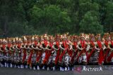 Penari menampilkan tarian kolosal pada Festival Gandrung Sewu 2022 di Pantai Marina Boom, Banyuwangi, Jawa Timur, Sabtu (29/10/2022). Festival yang menampilkan 1.188 penari Gandrung itu mengangkat tema Kemilau Bumi Blambangan yang menceritakan tentang kebangkitan kerajaan Blambangan setelah masyarakatnya terserang wabah pageblug. ANTARA Jatim/Budi Candra Setya/zk 