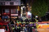 Tim penyelamat bekerja di lokasi di mana puluhan orang terluka akibat terinjak-injak saat festival Halloween di Seoul, Korea Selatan, (30/10/2022). Hingga Minggu (30/10) dini hari, pihak berwenang setempat menyatakan 146 orang meninggal dunia dan 150 orang lainnya luka-luka pada insiden tersebut. ANTARA FOTO/REUTERS/Kim Hong-ji/aww.