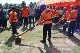  Petugas Badan Penanggulangan Bencana Daerah (BPBD) memperlihatkan penggunaan gergaji mesin seusai Apel Kesiapsiagaan Penanggulangan Bencana Hidrometeorologi di Alun-alun Caruban, Kabupaten Madiun, Jawa Timur, Senin (31/10/2022). Kegiatan yang diikuti ratusan peserta dari TNI, Polri, Badan Penanggulangan Bencana Daerah (BPBD), Taruna Siaga Bencana (Tagana), Palang Merah Indonesia (PMI) dan relawan tersebut dimaksudkan untuk kesiapsiagaan menghadapi bencana alama. ANTARA Jatim/Siswowidodo/zk 