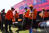  Bupati Madiun Ahmad Dawami (kedua kiri) melihat perahu karet seusai Apel Kesiapsiagaan Penanggulangan Bencana Hidrometeorologi di Alun-alun Caruban, Kabupaten Madiun, Jawa Timur, Senin (31/10/2022). Kegiatan yang diikuti ratusan peserta dari TNI, Polri, Badan Penanggulangan Bencana Daerah (BPBD), Taruna Siaga Bencana (Tagana), Palang Merah Indonesia (PMI) dan relawan tersebut dimaksudkan untuk kesiapsiagaan menghadapi bencana alam. ANTARA Jatim/Siswowidodo/zk