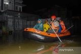 Petugas Badan Penanggulangan Bencana Daerah (BPBD) Sumatera Utara mengevakuasi warga yang terdampak banjir di Jalan Karya Bakti, Medan Johor, Medan, Sumatera Utara, Senin (31/10/2022) pagi. Banjir setinggi sekitar 1,5 meter tersebut dipicu adanya penyumbatan drainase dan mengakibatkan puluhan warga mengungsi. ANTARA FOTO/Fransisco Carolio