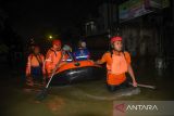 Petugas Badan Penanggulangan Bencana Daerah (BPBD) Sumatera Utara mengevakuasi warga yang terdampak banjir di Jalan Karya Bakti, Medan Johor, Medan, Sumatera Utara, Senin (31/10/2022) pagi. Banjir setinggi sekitar 1,5 meter tersebut dipicu adanya penyumbatan drainase dan mengakibatkan puluhan warga mengungsi. ANTARA FOTO/Fransisco Carolio