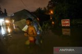 Warga berjalan menembus banjir di Jalan Karya Bakti, Medan Johor, Medan, Sumatera Utara, Senin  (31/10/2022) pagi. Banjir setinggi sekitar 1,5 meter tersebut dipicu adanya penyumbatan drainase dan mengakibatkan puluhan warga mengungsi. 

ANTARA FOTO/Fransisco Carolio