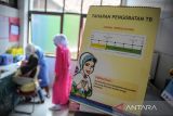 Petugas kesehatan menyuntikan PPD test kepada pasien terduga tuberkolosis di sebuah Puskesmas di Kota Bandung, Jawa Barat, Senin (31/10/2022). Pemerintah Provinsi Jawa Barat melaksanakan program bidang kesehatan yang dibiayai dari Dana Bagi Hasil Cukai Hasil Tembakau (DBHCHT) yang meliputi penanganan penyakit paru dan saluran nafas. ANTARA FOTO/Raisan Al Farisi/agr