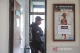 Pasien terduga tuberkolosis melakukan konsultasi dengan dokter di sebuah Puskesmas di Kota Bandung, Jawa Barat, Senin (31/10/2022). Pemerintah Provinsi Jawa Barat melaksanakan program bidang kesehatan yang dibiayai dari Dana Bagi Hasil Cukai Hasil Tembakau (DBHCHT) yang meliputi penanganan penyakit paru dan saluran nafas. ANTARA FOTO/Raisan Al Farisi/agr
