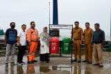 Semen Padang serahkan bantuan bak sampah untuk Pantai Padang