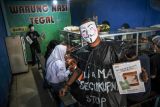 Petugas Dinas Ketahanan Pangan dan Pertanian Kota Bandung melakukan aksi kampanye 