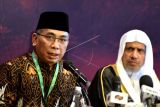 Ketua Umum Pengurus Besar Nahdlatul Ulama Yahya Cholil Staquf (kiri) bersama Sekretaris Jenderal Rabithah 'Alam Islami (Liga Muslim Dunia) Syaikh Muhammad bin Abdul Karim Al Issa (kanan) menyampaikan keterangan saat konferensi pers menjelang pertemuan G20 Religion Forum (R20) di Nusa Dua, Badung, Bali, Selasa (1/11/2022). Forum R20 akan diselenggarakan di Nusa Dua Bali pada 2-3 November 2022 dan dihadiri oleh para pemimpin agama dari berbagai negara. ANTARA FOTO/Fikri Yusuf/nym.