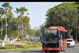 Bus listrik untuk transportasi G20 diuji coba di kawasan ITDC Nusa Dua, Badung, Bali, Rabu (2/11/2022). Sebanyak 30 unit bus listrik berwarna merah dengan bertuliskan 