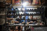 Pekerja menyelesaikan produksi sepatu kulit di Sentra Sepatu Cibaduyut, Bandung, Jawa Barat, Rabu (2/11/2022). Kementerian Perindustrian mencatat kontribusi industri kulit, serta industri alas kaki terhadap produk domestik bruto (PDB) nasional menembus angka Rp7,57 triliun pada kuartal II/2022. ANTARA FOTO/Raisan Al Farisi/agr