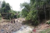 Warga bergotong royong membuat jembatan bambu di Desa Ngadi, Kediri, Jawa Timur, Rabu (2/11/2022). Jembatan bambu setinggi 40 meter penghubung Kediri dengan Tulungagung tersebut dibuat kembali setelah sebelumnya rusak terbawa arus sungai. ANTARA Jatim/Prasetia Fauzani/zk 