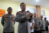 Kapolda Kalimantan Barat Irjen Pol Suryanbodo Asmoro (kedua kanan) didampingi Kabid Propam Polda Kalbar Kombes Pol Andree Gamma Putra (kiri) dan jajarannya saat memberikan keterangan pers di Polresta Pontianak, Kalimantan Barat, Rabu (2/11/2022). Kapolda Kalbar Irjen Pol Suryanbodo Asmoro mengatakan seorang pengendara mobil bernama M Soewardi (48 tahun) menjadi korban tewas akibat tembakan peluru nyasar dari senjata api milik anggota Satlantas Polresta Pontianak berinisial Bripka FM yang sedang berada di dalam pos polisi di perempatan di Jalan Tanjungpura Pontianak pada Rabu (2/11/2022) siang. ANTARA FOTO/Jessica Helena WuysangANTARA FOTO/JESSICA HELENA WUYSANG (ANTARA FOTO/JESSICA HELENA WUYSANG)