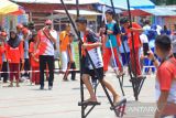 Pelajar beradu cepat saat mengikuti olahraga tradisional Egrang di sport center Indramayu, Jawa Barat, Kamis (3/11/2022). Festival Olahraga Kreasi yang digelar Komite Olahraga Masyarakat Indonesia (KORMI) Indramayu itu untuk melestarikan olahraga tradisional terutama bagi generasi muda. ANTARA FOTO/Dedhez Anggara/agr