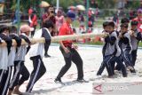 Pelajar saling dorong saat mengikuti olahraga tradisional Dagongan di sport center Indramayu, Jawa Barat, Kamis (3/11/2022). Festival Olahraga Kreasi yang digelar Komite Olahraga Masyarakat Indonesia (KORMI) Indramayu itu untuk melestarikan olahraga tradisional terutama bagi generasi muda. ANTARA FOTO/Dedhez Anggara/agr