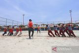 Pelajar saling dorong saat mengikuti olahraga tradisional Dagongan di Sport Center Indramayu, Jawa Barat, Kamis (3/11/2022). Festival Olahraga Kreasi yang digelar Komite Olahraga Masyarakat Indonesia (KORMI) Indramayu itu untuk melestarikan olahraga tradisional terutama bagi generasi muda. ANTARA FOTO/Dedhez Anggara/agr